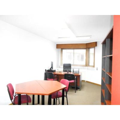 Alquilo oficinas amuebladas.