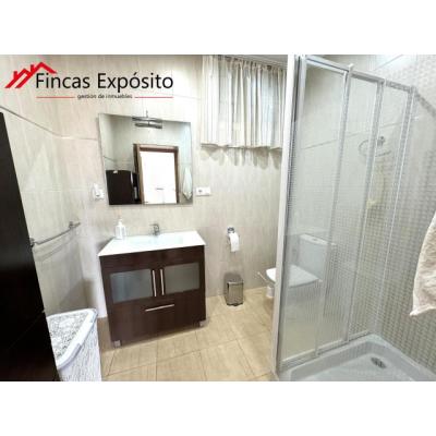 SE VENDE CASA CON COCHERA