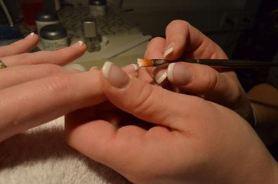 Busco manicurista para salón de belleza