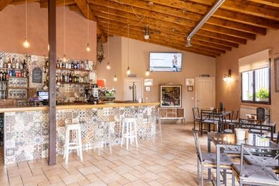 ¡Se busca personal de cocina y camarera