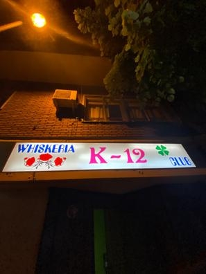 Se busca camarera para bar de noche.
