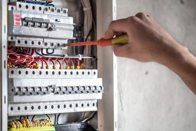 BUSCO ELECTRICISTA PROFESIONAL