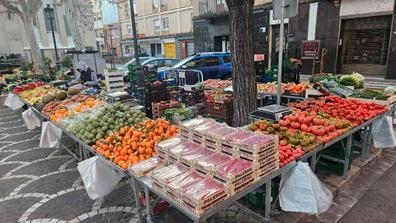 Dependiente en parada de fruta