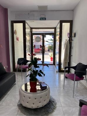 chica peluquera que haga trenzas
