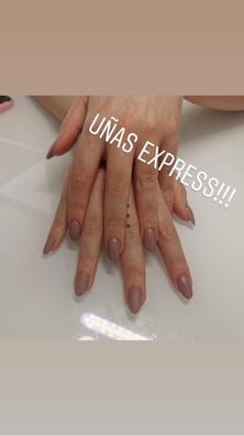 manicurista de esmaltado permanente