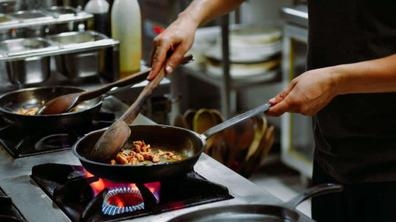 se precisa ayudante cocina comida arabe
