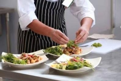 Se busca ayudante de cocina con experien