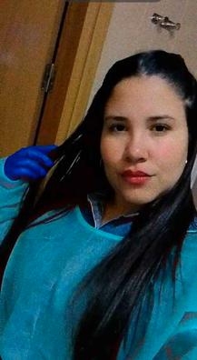 ella busca empleo como cuidadora