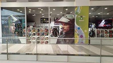 Dependienta en tienda de ropa de moto