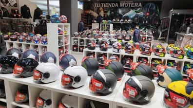Dependienta en tienda de ropa de moto