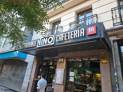 SE NECESITA  CAMARERO