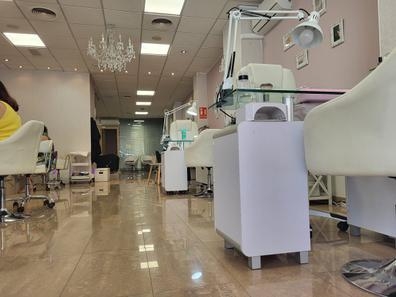 Se Precisa PeLUQUERA/MANICURISTA