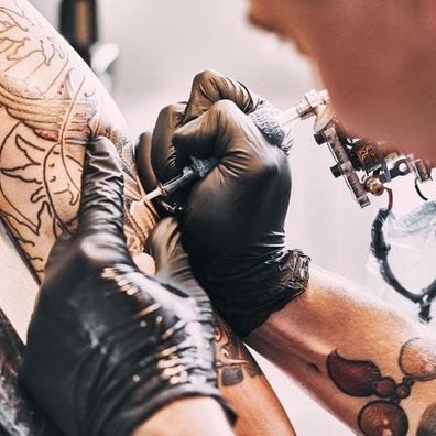 tienda de tatuajes busca tatuador/a