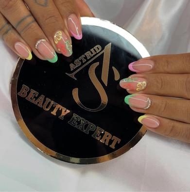 Se precisa manicurista