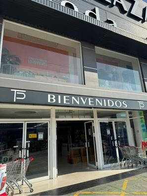 dependiente / reponer de mercancía