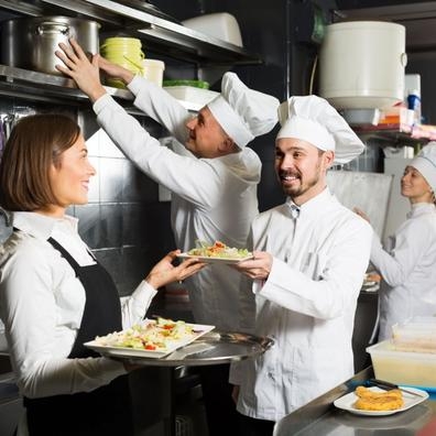 ¡SE BUSCA COCINERO / COCINERA y CAMARERO