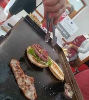 SE BUSCA AYUDNTE  COCINA CON EXPERIENCIA