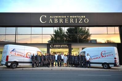 4 OPERARIOS DE CARPINTERÍA METÁLICA