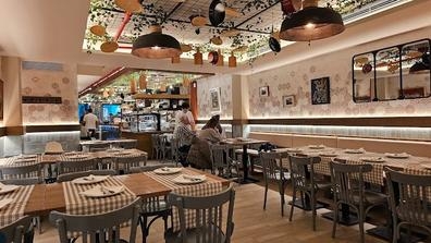 Camarero restaurante cocina gallega