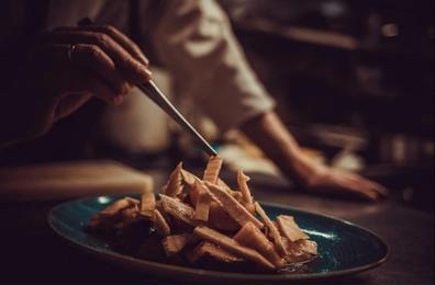Camarero restaurante cocina gallega