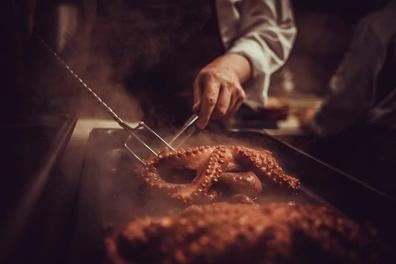 Camarero restaurante cocina gallega