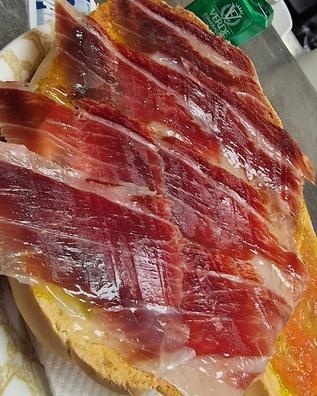 busco dependienta,  cortador de jamón.