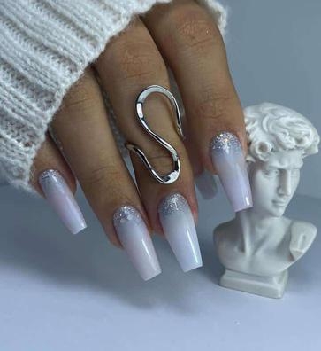 se busca manicurista