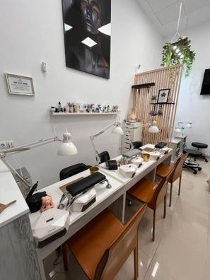 Puesto de manicurista en salón
