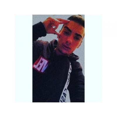 Chico joven masajista y escort