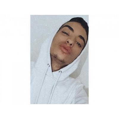 Chico joven masajista y escort