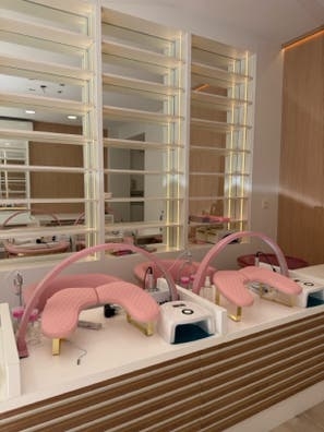 Alquilo mesa para manicurista