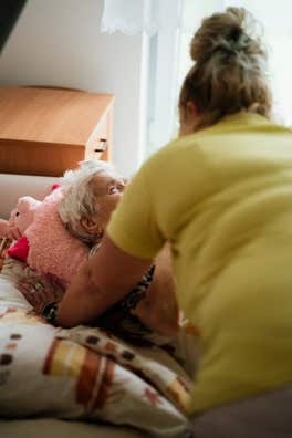 CUIDADOR DE PERSONAS MAYORES