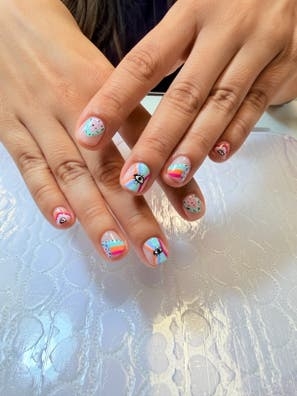 Se busca manicurista con experiencia