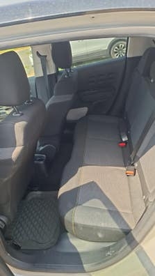 operario de lavado y entrega de coches