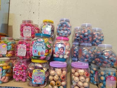 Trabajo en kiosco de chuches