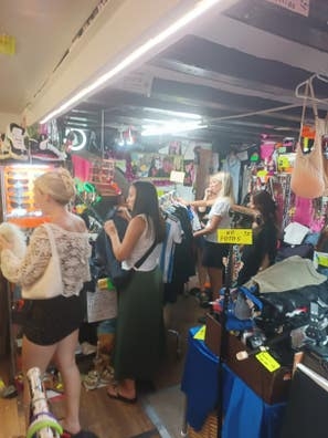 se necesita CHICA AYUDANTA en tienda