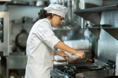 SE BUSCA AYUDANTE DE COCINA