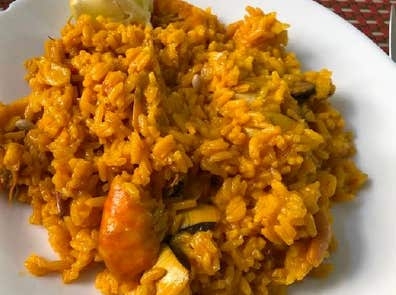 SE BUSCAN CAMAREROS/AS Y COCINERO/A