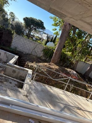 Oficial en Albañileria . Y alicatador
