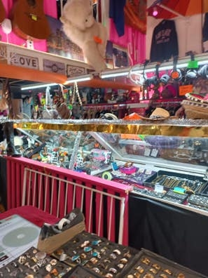se necesita CHICA AYUDANTA  en tienda