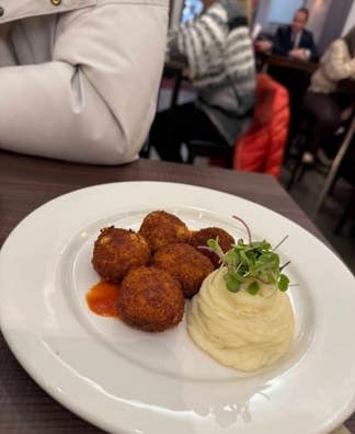 se necesita un ayudante de cocina
