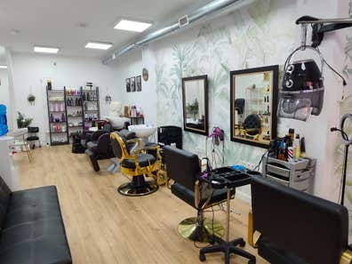 Se arrienda puesto de uñas y de Barbero