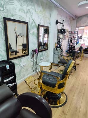 Se arrienda puesto de uñas y de Barbero