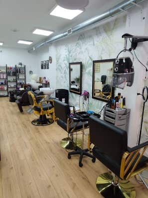 Se arrienda puesto de uñas y de Barbero