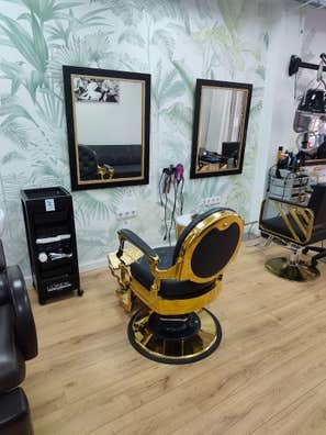 Se arrienda puesto de uñas y de Barbero