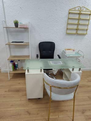 Se arrienda puesto de uñas y de Barbero
