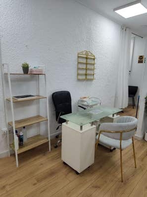 Se arrienda puesto de uñas y de Barbero