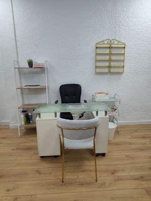 Se arrienda puesto de uñas y de Barbero