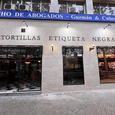 “Se buscan camareros/as y cocineros/as c