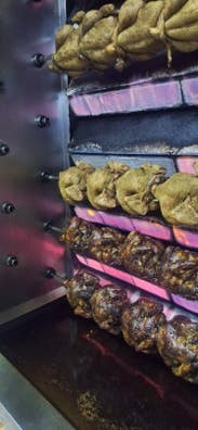 cajera y auxiliar de asador de pollos